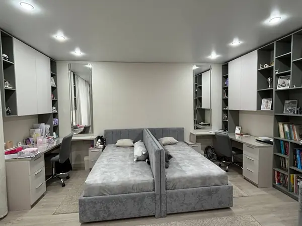 Детская для девочек в современном стиле с серыми кроватями.