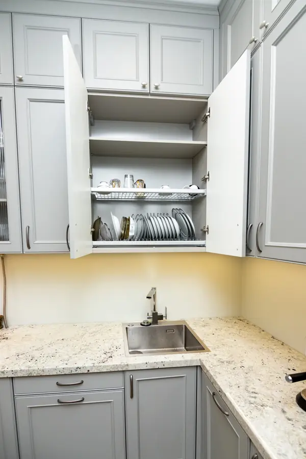 Светло-серая кухня в классическом стиле