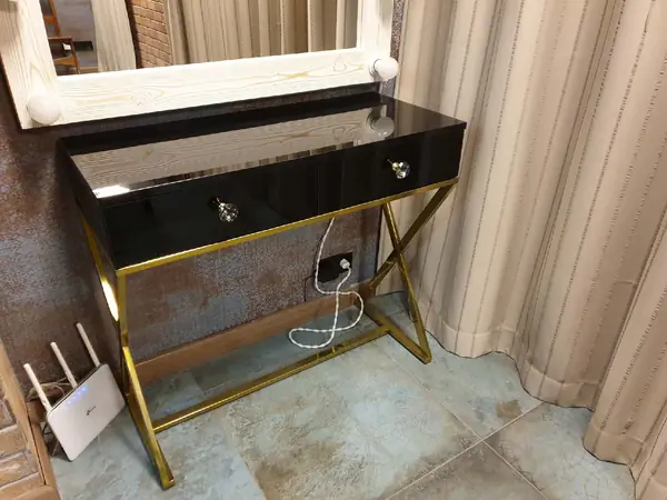 Столы и консоли