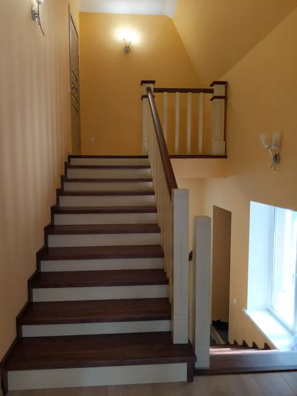 Лестница из массива. Двухцветная