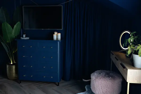 Роскошная синяя спальня на мансардном этаже