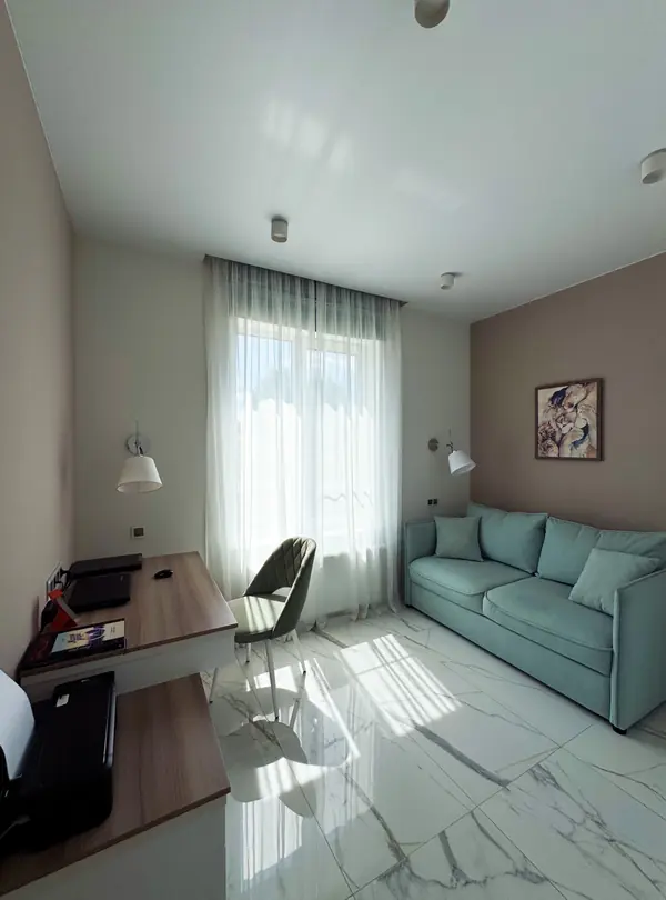 Кабинет с раскладным диваном для гостей