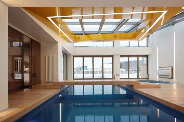 здание и интерьер бассейна на Новой Риге