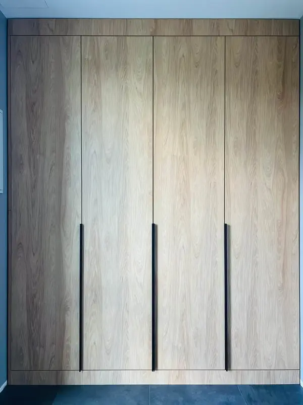 Серая кухня с винным шкафом в острове