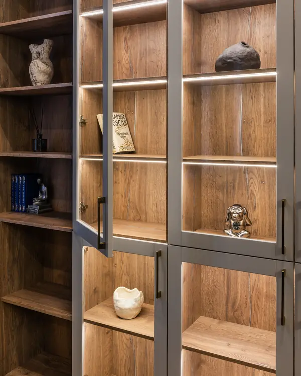 Стеллажи, открытые шкафы, полки с подветкой