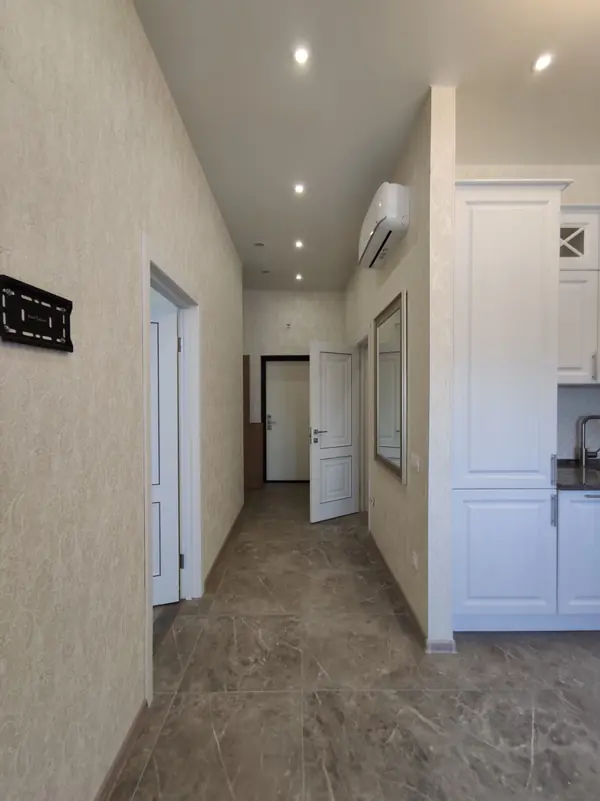 Коридор с керамогранитом на полу