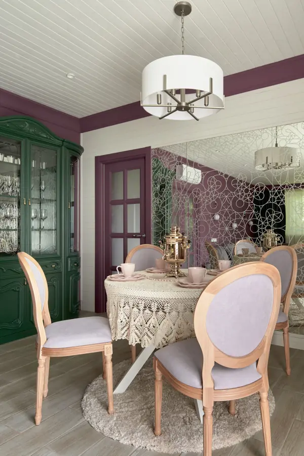 Фиолетовая гостиная-столовая