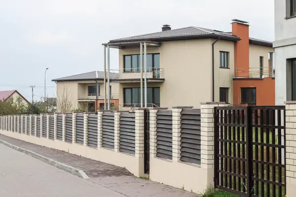 Прогулка по коттеджному поселку на Черном море. Экстерьер