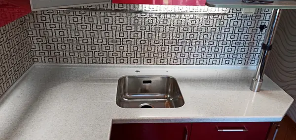 Серая кухонная столешница из искусственного камня Staron