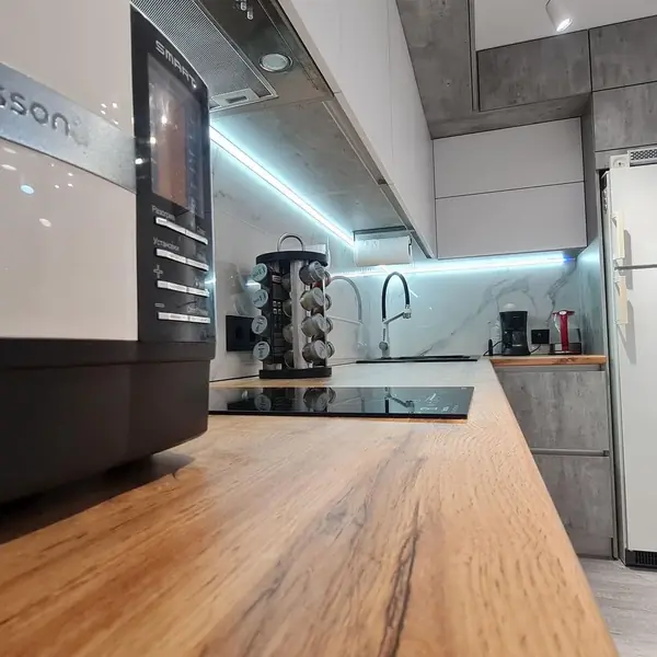 Серая угловая кухня в стиле лофт с матовыми фасадами