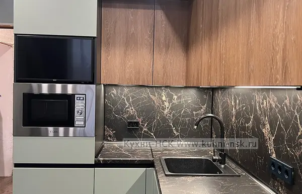 Дизайн кухни на заказ в сочетании зеленого дерева