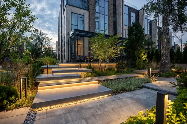 Освещение участка в таунхаусе Park Fonte