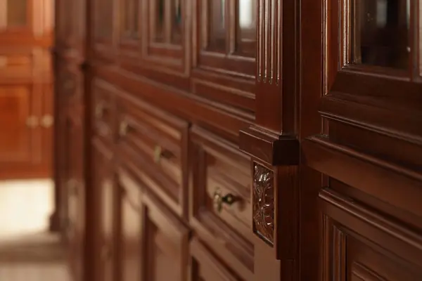 Классический кабинет в шоколадных тонах