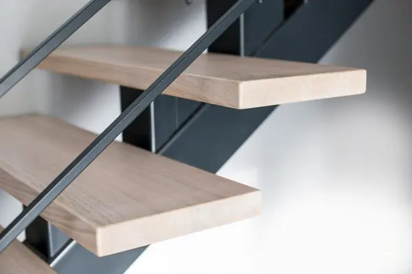 Металлическая лестница на монокосоуре