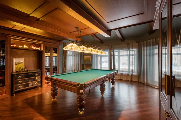 Отделка стен. Отделка потолка. Витрины.