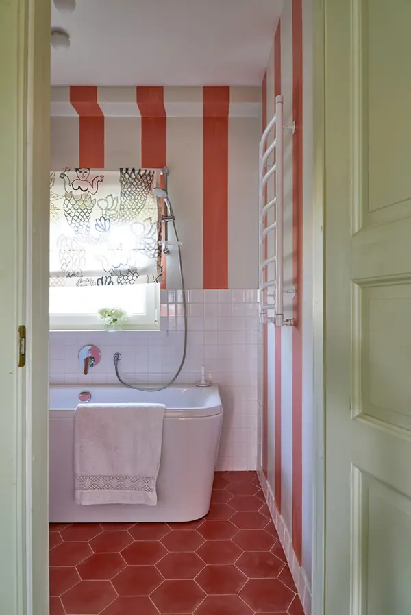 Дача с оранжевыми дверями