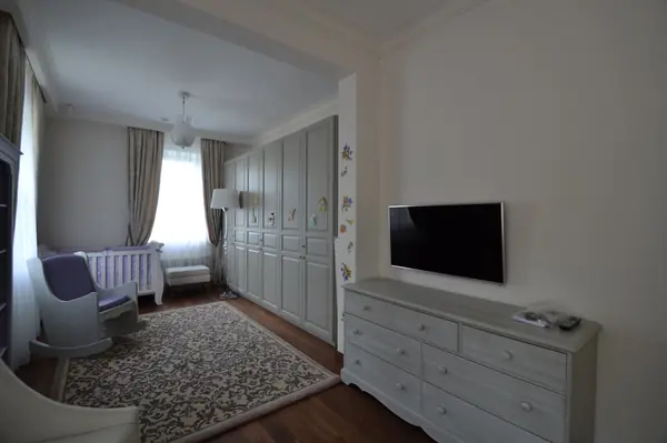 Загородный дом в Барвихе - гостиная, кухня и зал