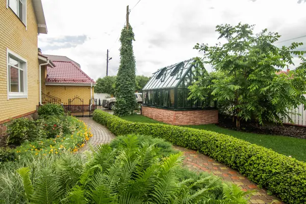 Сад с зеленой крышей