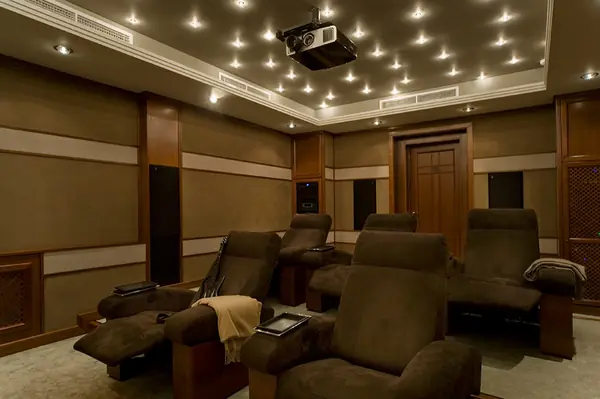 Интерьер домашнего кинотеатра. Резиденция Монолит