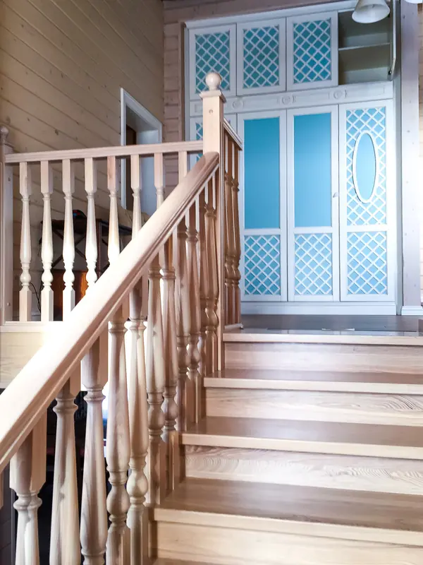 П-образная лестница в деревянном доме из клееного бруса