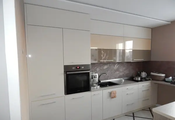 Кухни с окрашенными фасадами