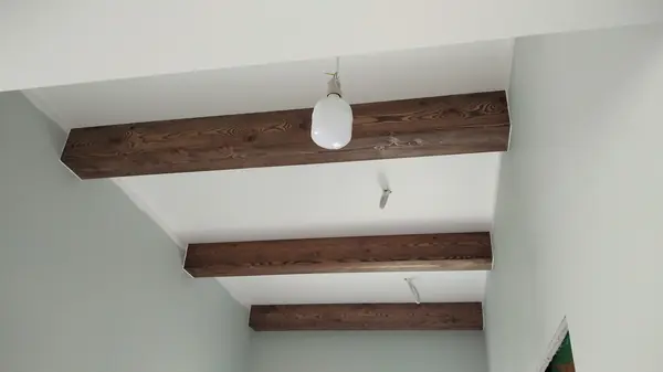 Брашированная лиственница в отделке дома