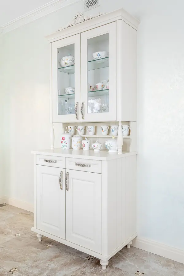 Светлая кухня с эркером