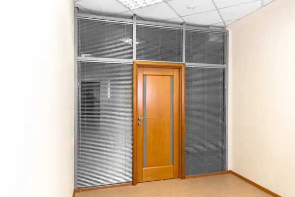 Горизонтальные жалюзи в офис