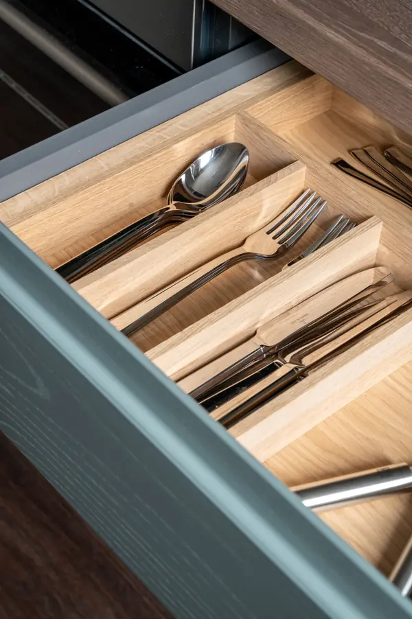 Кухня из массива с интегрированной ручкой