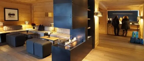 Гостиная в отели с биокамином