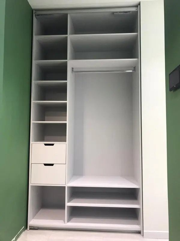 Встроенный шкаф с раздвижными створками