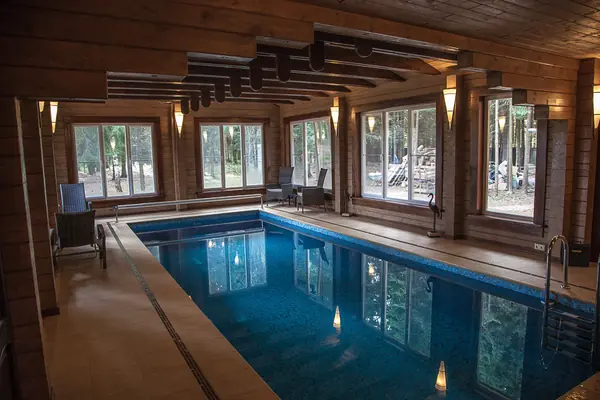 Бассейн в деревянном доме