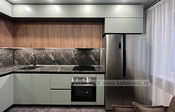 Дизайн кухни на заказ в сочетании зеленого дерева