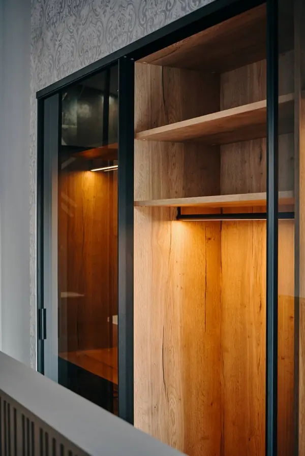 Шкаф-купе raumplus с тонированными дверьми в черном профиле S1200