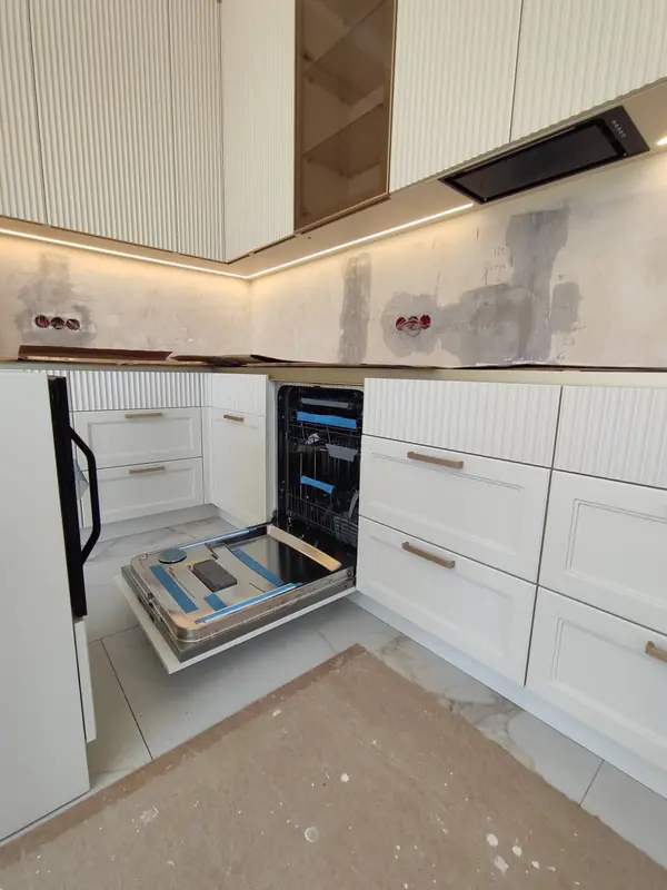 Кухонный гарнитур с фрезерованными фасадами в дом