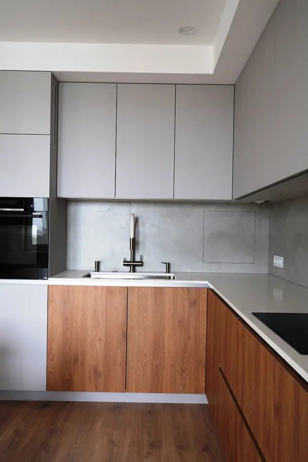 Еще одна серая кухня в большом проекте современной московской квартиры