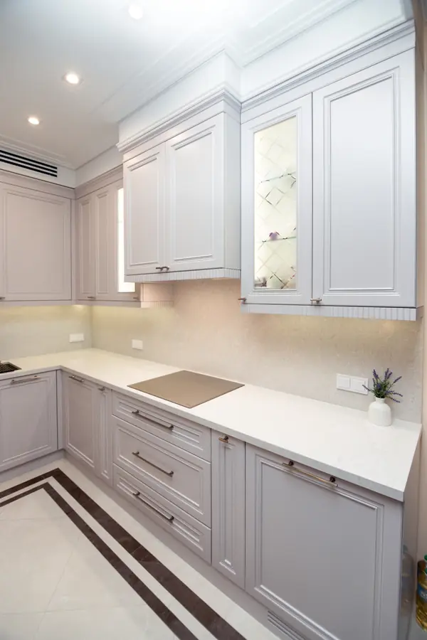 Нежно-серая кухня в неоклассическом стиле