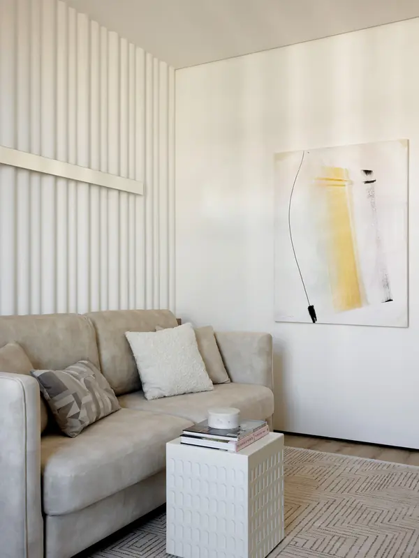 Дизайн современной квартиры с бордовыми акцентами в ЖК "Притяжение" - 146 м2