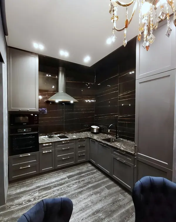 Кухня в стиле "Неоклассика" без навесных шкафов.