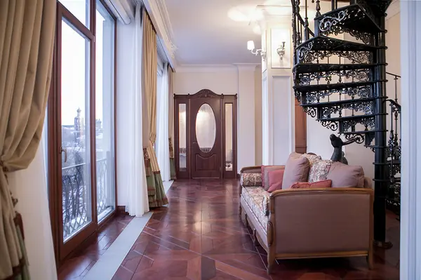 Межкомнатные двери из массива вишни