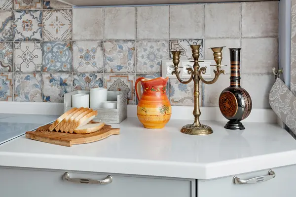 Кухня с лавандовыми стенами