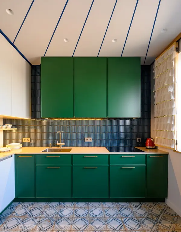 Кухня с кубинской дамой