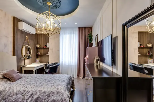 Фото реализации проекта "Квартира в доме с часами"