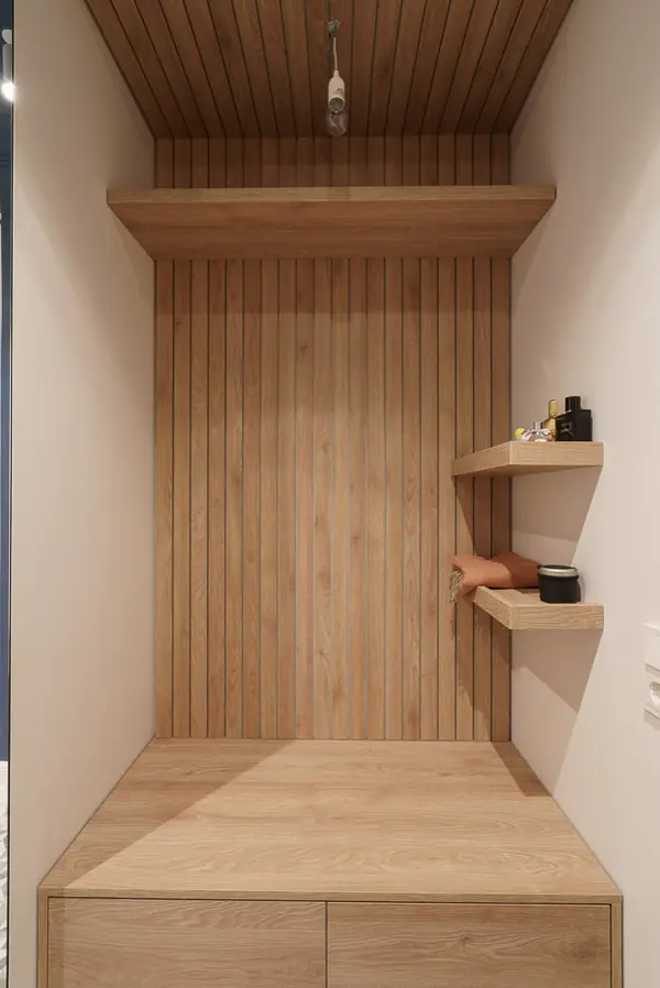 Кухня с ящиками, закрепленными на потолке