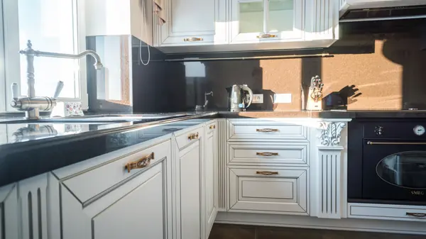 Кухня в неоклассике