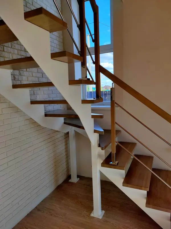 Лестница на "косоурах" с дубовыми ступенями