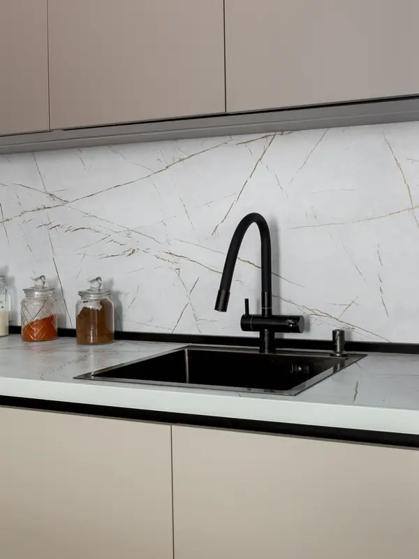 Угловая кухня-гостиная с барной в ЖК Матч Поинт