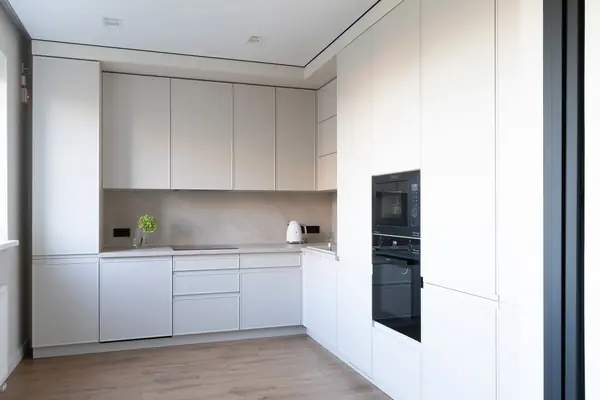 Монохромная кухня до потолка с интересными решениями