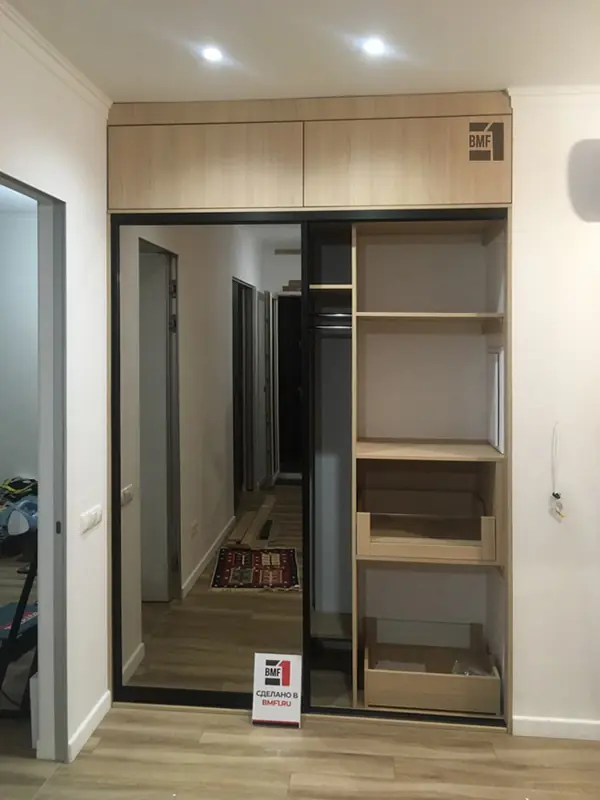 Стеклянный шкаф-купе для прихожей с антресолью