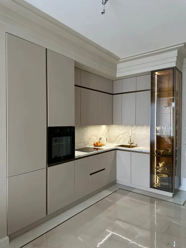 Кухня Нео с рифлеными фасадами в сочетании с алюминиевыми профилями.